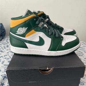 Jordan 1 Mid Noble Green/Pollen-White In Men’s Size 8